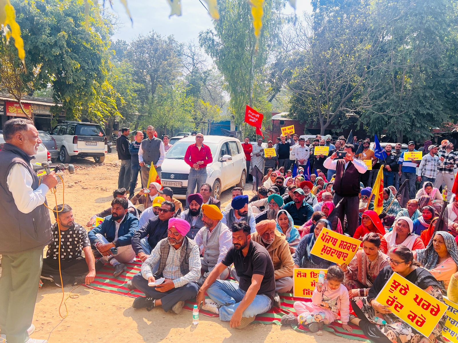 Lok Insaaf Manch Tehsil Phillaur and public organizations protested by burning the effigy of the corrupt Tehsildar.